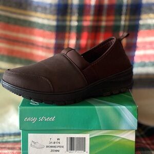 NEW in BOX!! Easy Street Women’s Zenni Chocolate Brown Slip-On Loafers